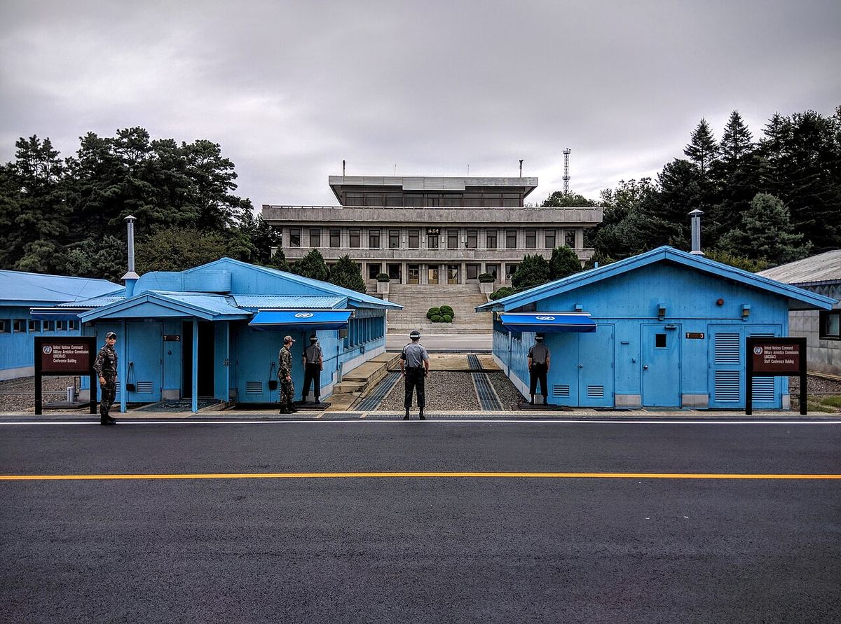 Vedere spre Coreea de Nord din zona de securitate comună (JSA) din Zona Demilitarizată, la Panmunjom.