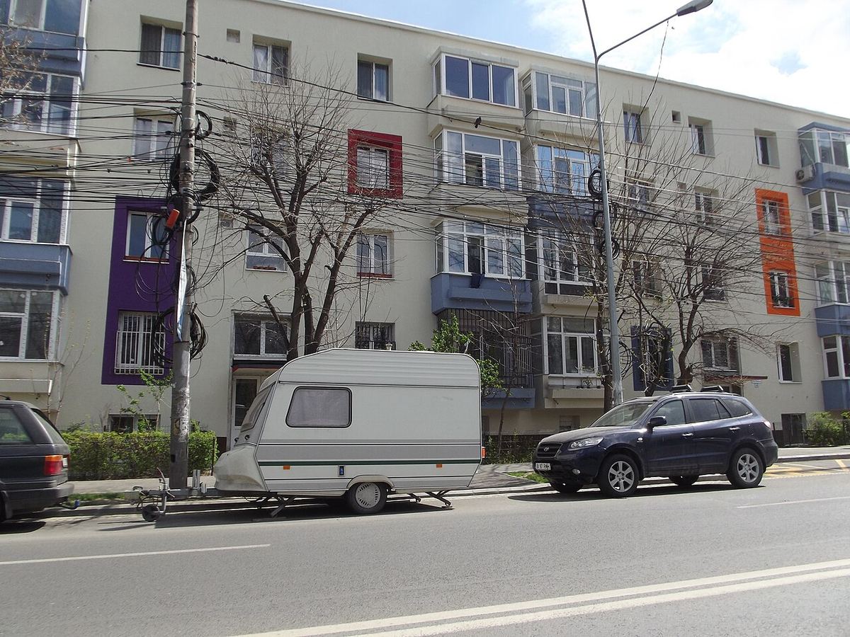 Bloc de locuințe renovat, cu fațada restaurată. Imagine ilustrativă.