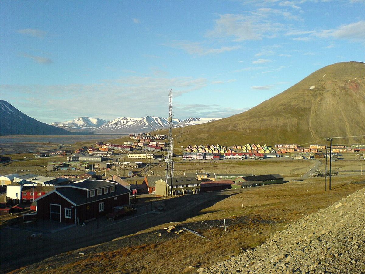 Panorama orașului Longyearbyen din Svalbard (Spitsbergen), Norvegia, cu clădirile așezării așezate în peisajul arctic.