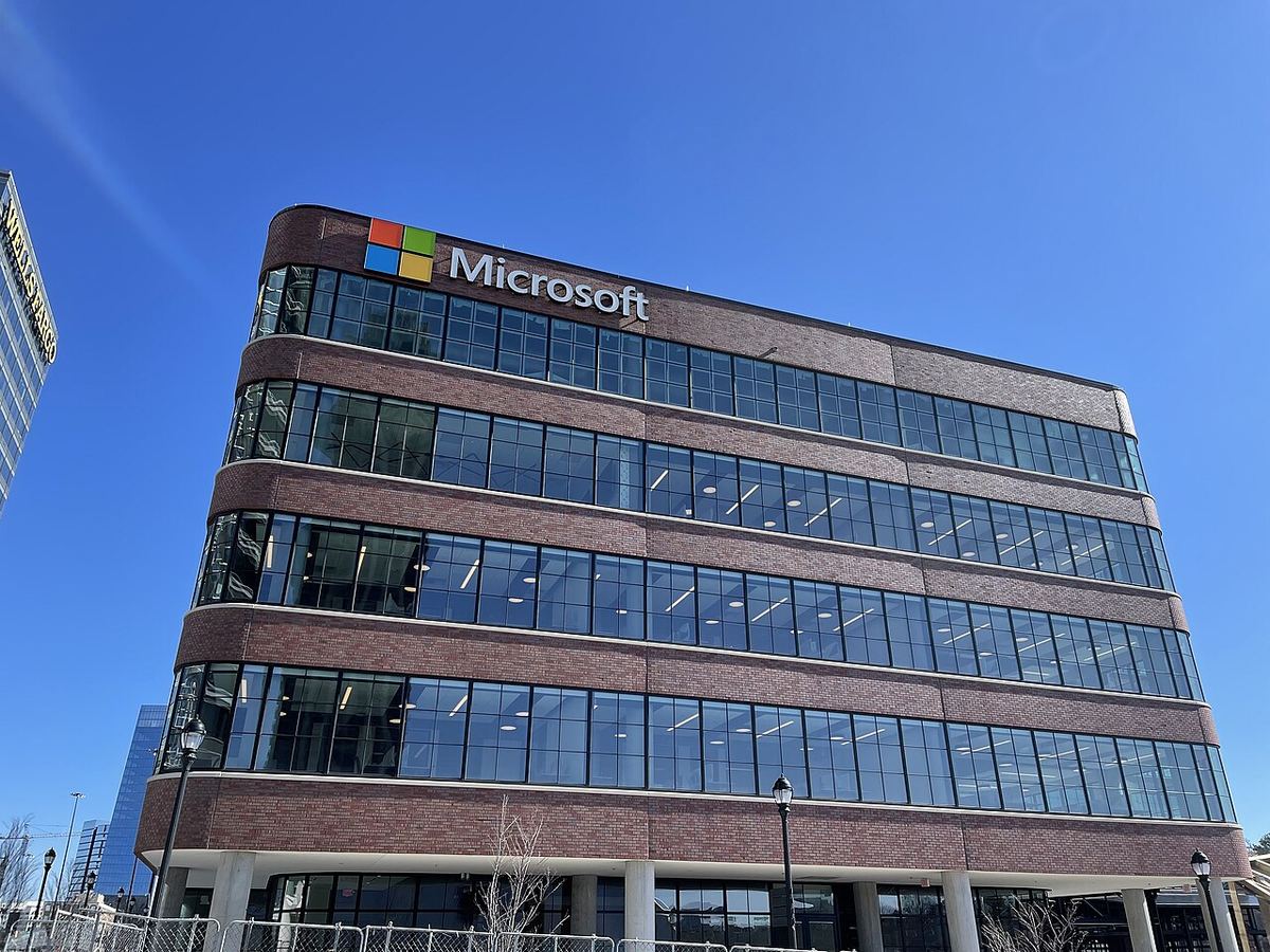Clădirea Microsoft din Atlantic Station, Atlanta, în fața căreia trec pietonii.