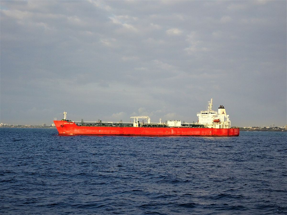 Petrolierul Silver Muna, ancorat pe malul portului Dar es Salaam, o navă pentru transport de petrol și substanțe chimice.