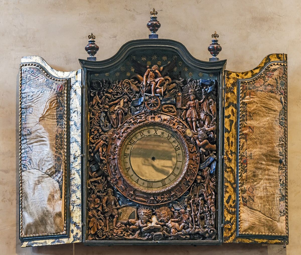 Ceas vechi din secolul al XVII-lea, cu cadran sculptat, în sacristia unei biserici din Veneția.