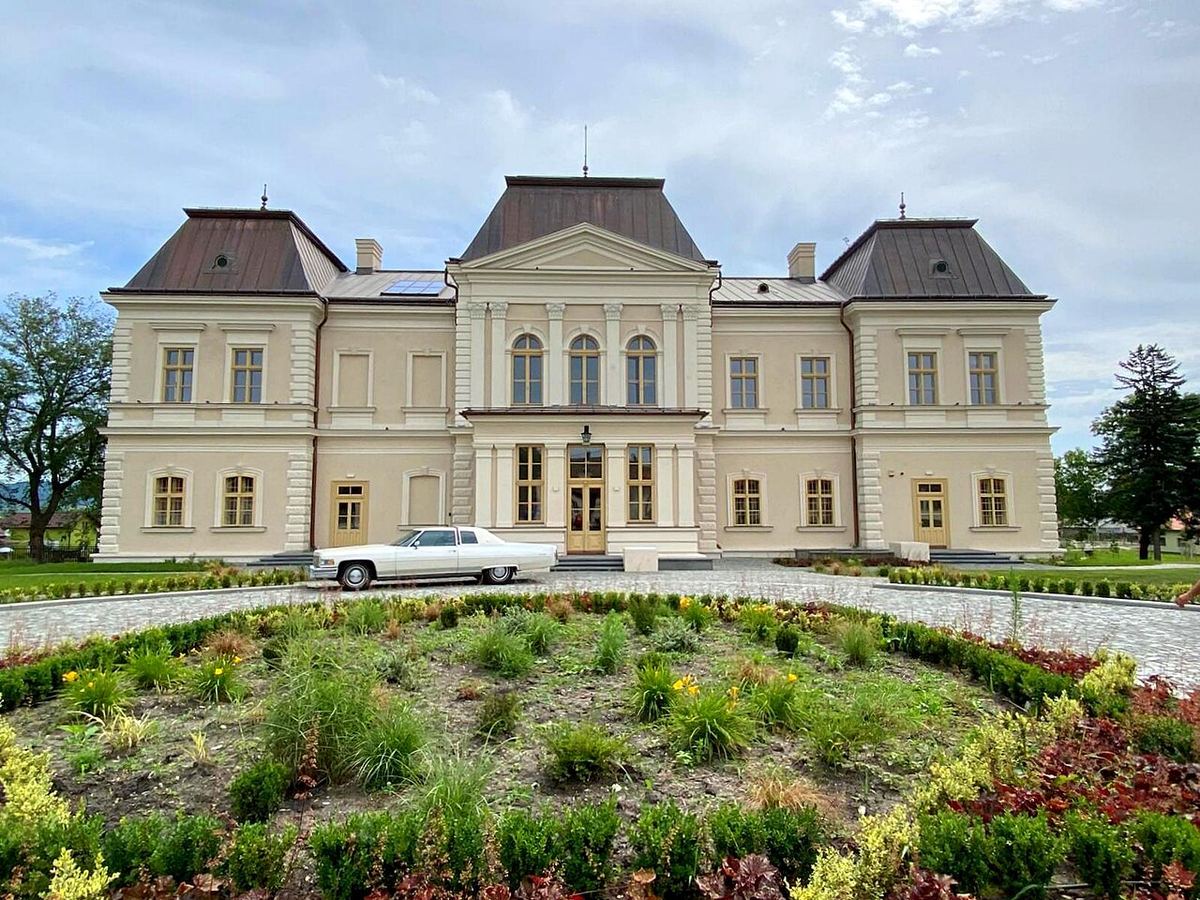 Castelul Bánffy din Răscruci, județul Cluj, fotografiat din exterior.