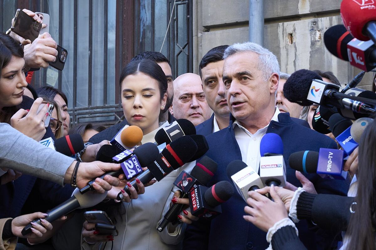 Călin Georgescu înconjurat de jurnaliști, în martie 2025