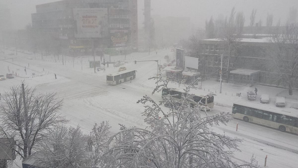 Viscol peste un bulevard, cu autobuze care circulă greu