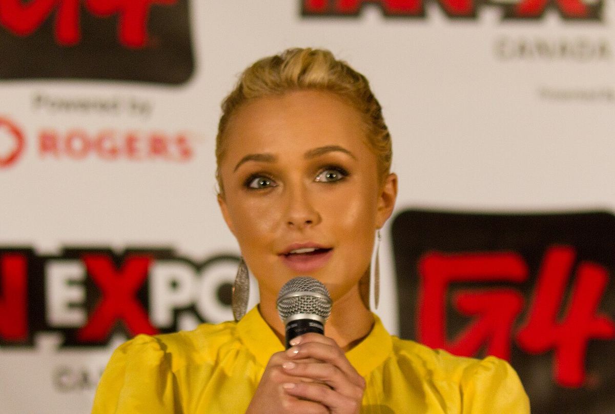 Fotografie de arhivă a actriței Hayden Panettiere vorbind la microfon, în fața unui fundal Fan Expo Canada.