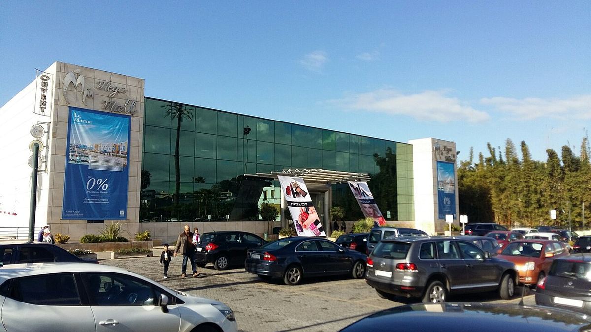 Fațada unui magazin Inglot la intrarea într-un centru comercial Mega Mall, cu vitrine și intrarea principală.