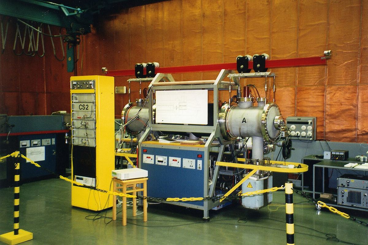 Ceasul atomic CS2 de la Physikalisch-Technische Bundesanstalt din Braunschweig, fotografie de arhivă din 1997.