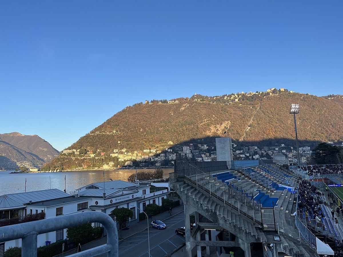 Stadionul Sinigaglia din Como, cu lacul Como în fundal, în timpul unui meci de Serie B din 2022.