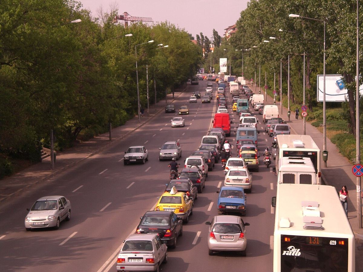 Coloană de mașini pe un bulevard din București, la ora de vârf