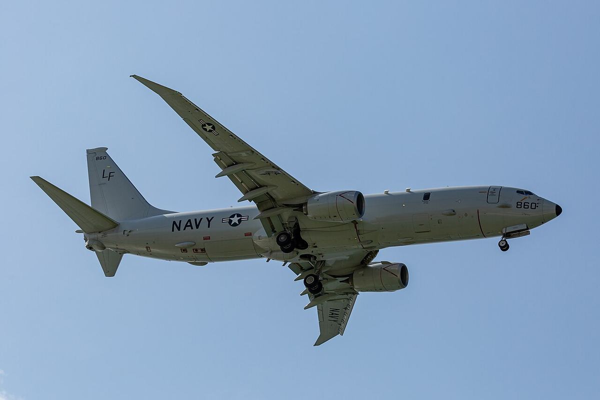 Avionul de patrulare maritimă Boeing P-8A Poseidon al Marinei SUA, pe final de apropiere, pe cer albastru.