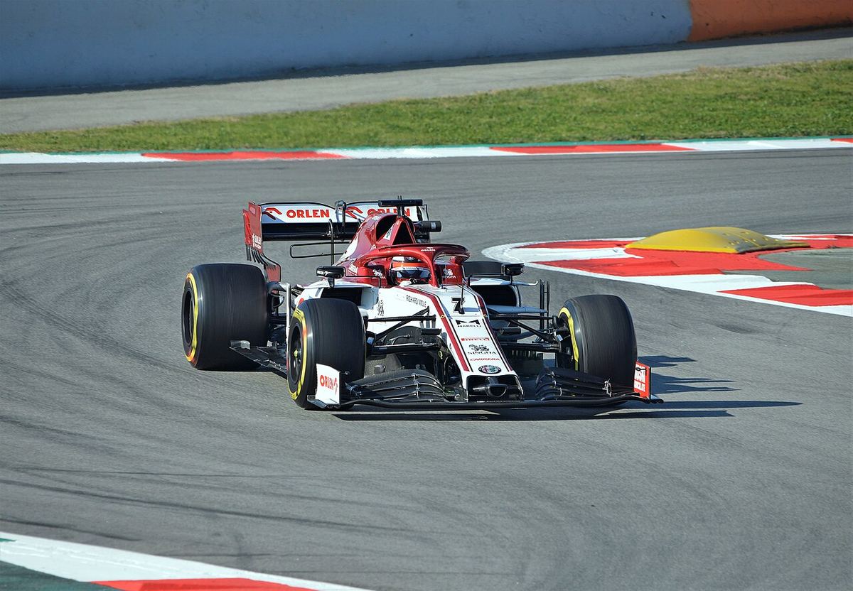 Monopost Formula 1 alb-roșu-negru pe un circuit de curse, în curbă, fotografiat în timpul unor teste din 2020 (imagine de arhivă).