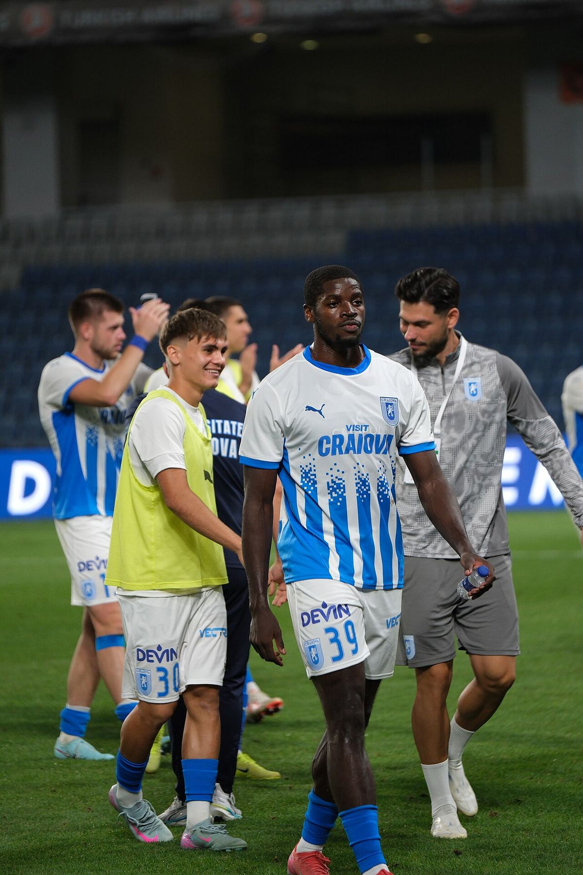 Steven Nsimba, jucător al CS Universitatea Craiova, într-un meci din Liga Campionilor Conferinței (UECL), august 2025.