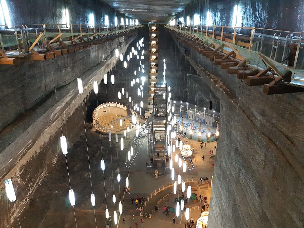 Interiorul Salinei Turda, cu galerii subterane și lacuri de sare, în județul Cluj, România.