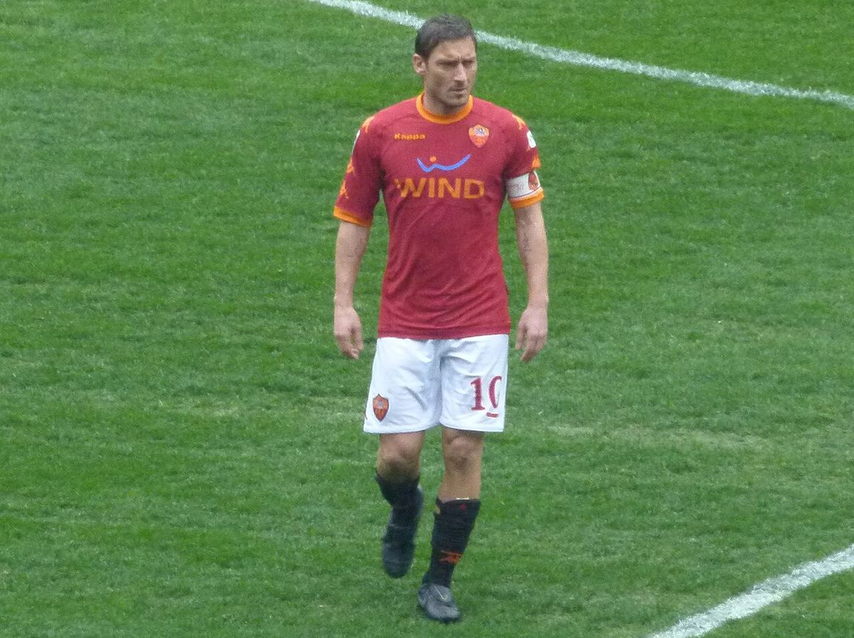 Fotbalistul Francesco Totti în tricoul AS Roma, cu numărul 10, pe teren (fotografie de arhivă din 2011).