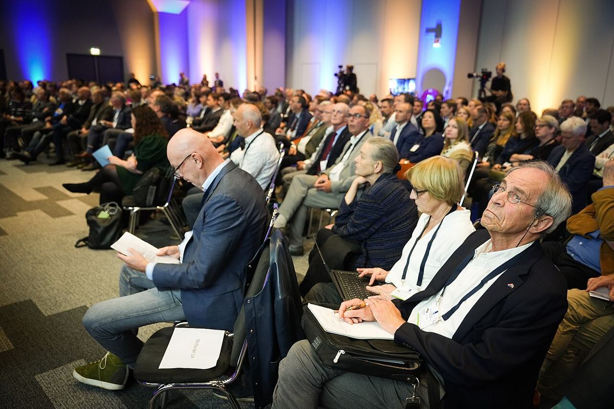 Sala conferinței privind reconstrucția Ucrainei, cu participanți așezați în rânduri, la un eveniment organizat de Ministerul de Externe al Olandei.