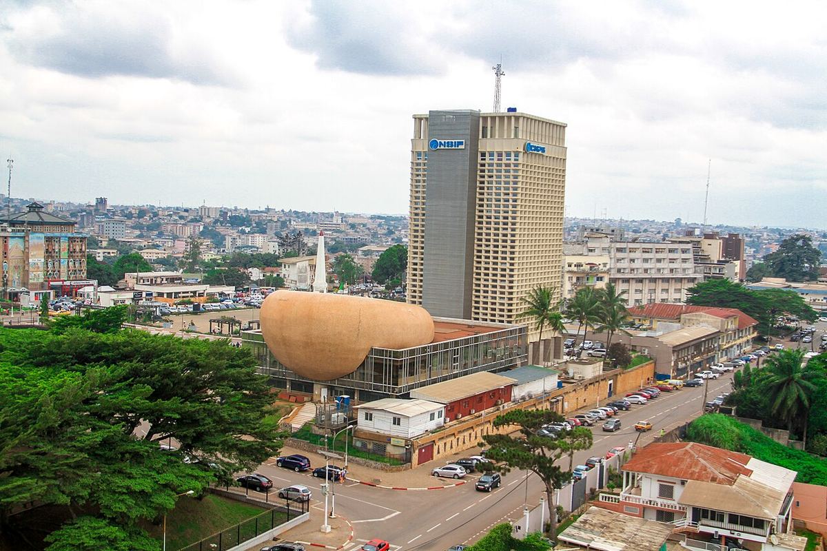 Vedere generală a orașului Yaoundé, Camerun, ilustrativă pentru articolul despre GlobUs.