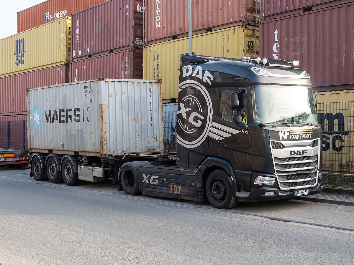 Camion cu semiremorcă container circulând pe o stradă din Frankfurt-Ostend, Germania.