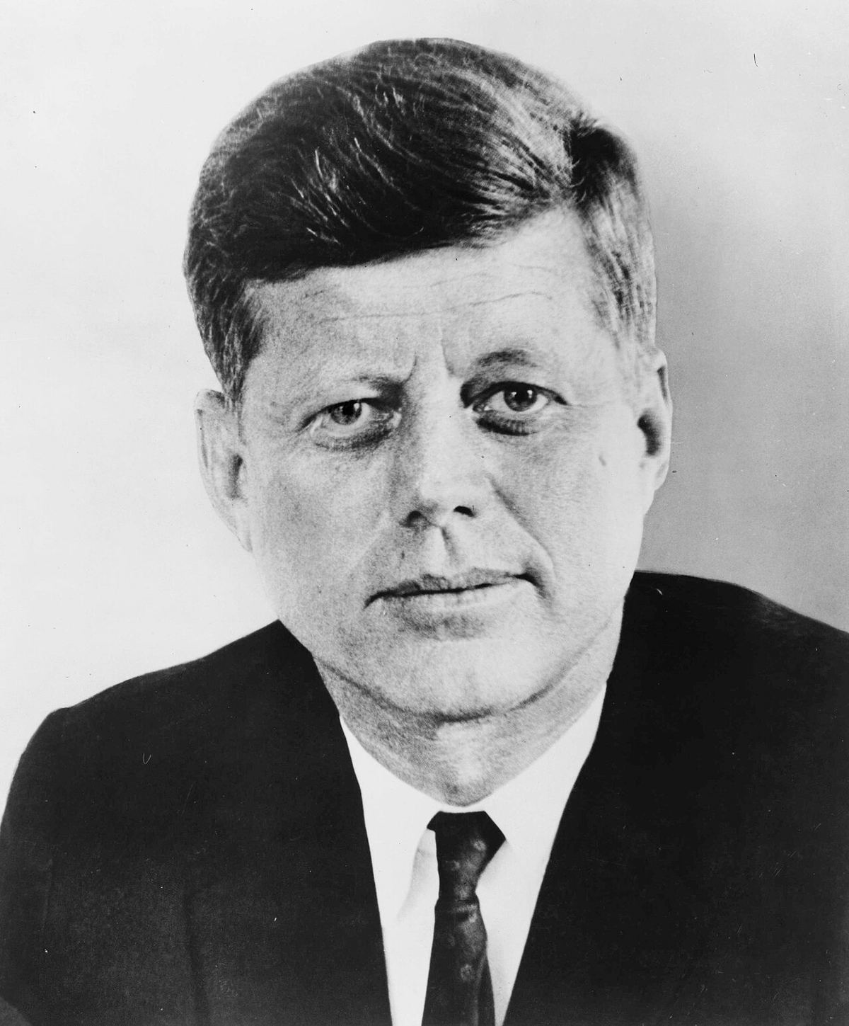 Portretul președintelui american John F. Kennedy, într-o fotografie oficială de la Casa Albă.