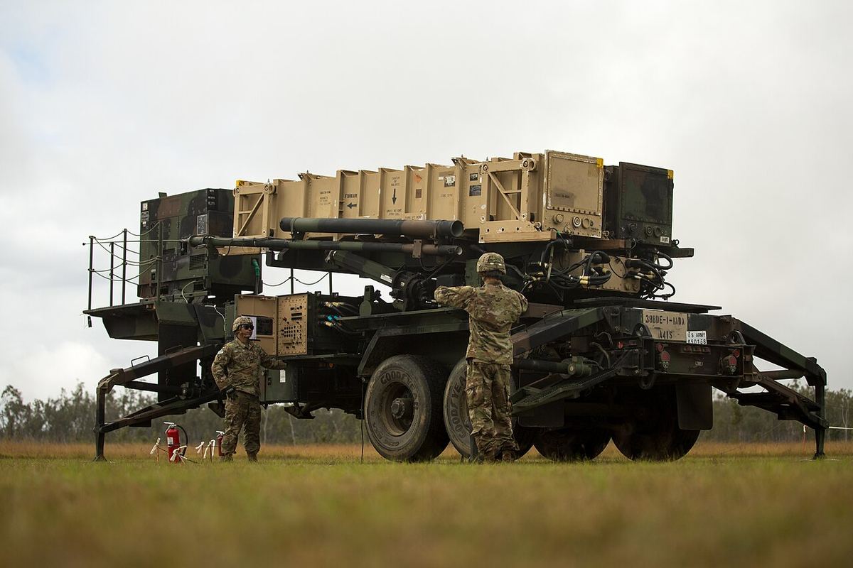 Doi militari americani ridică o stație de lansare a rachetelor Patriot MIM-104 în timpul exercițiului Talisman Sabre 21, în Australia.