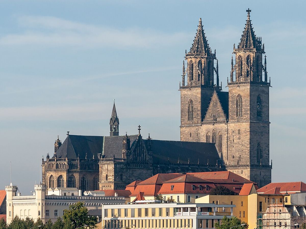 Catedrala din Magdeburg văzută de pe Neue Strombrücke, în Germania.