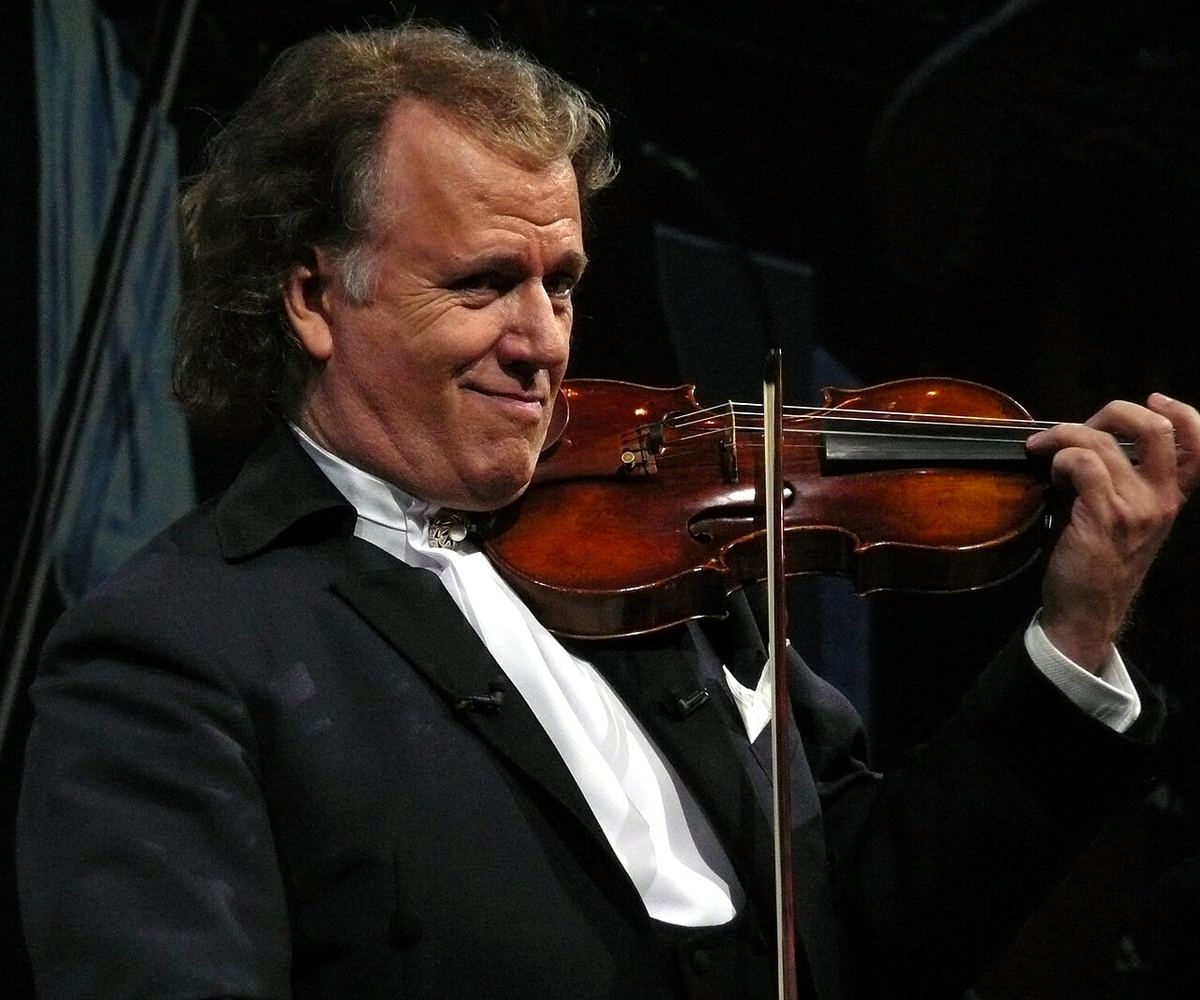 André Rieu, violonist și dirijor olandez, în timpul unui concert la Köln, în ianuarie 2010.