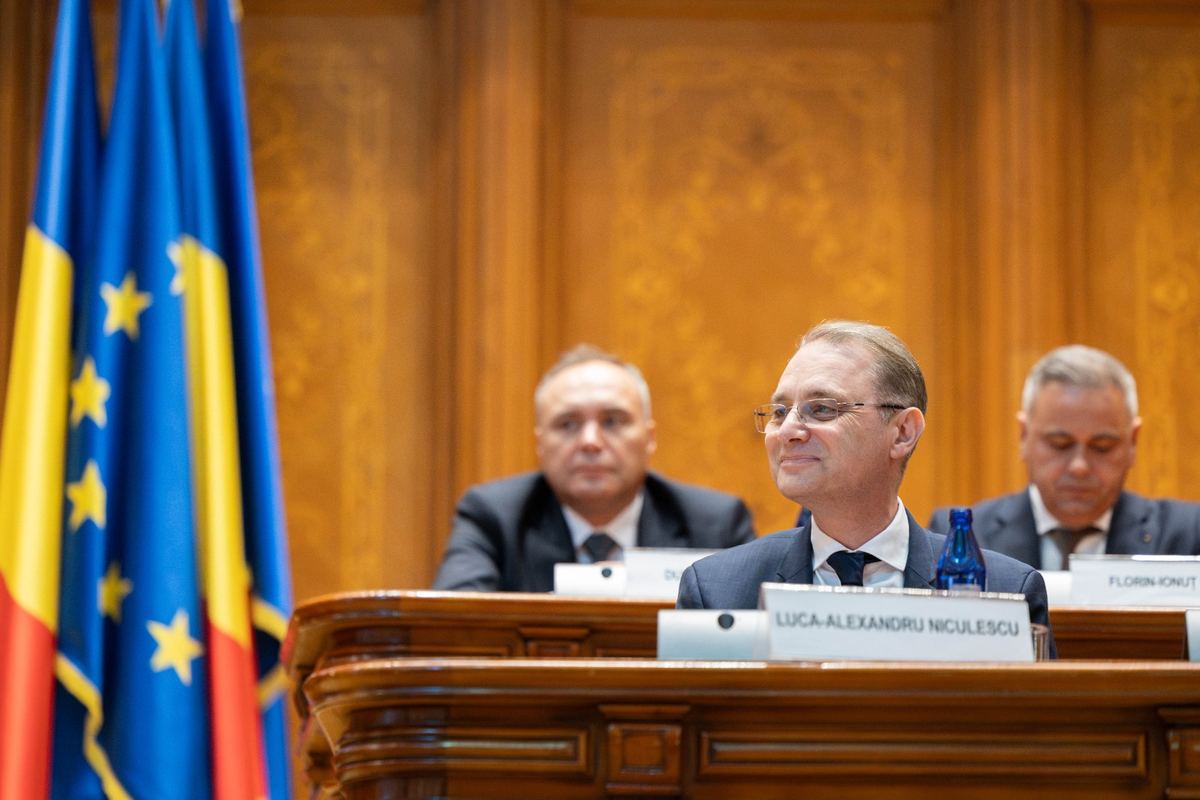 Premierul Luca Niculescu la masa ședinței, între membrii Guvernului