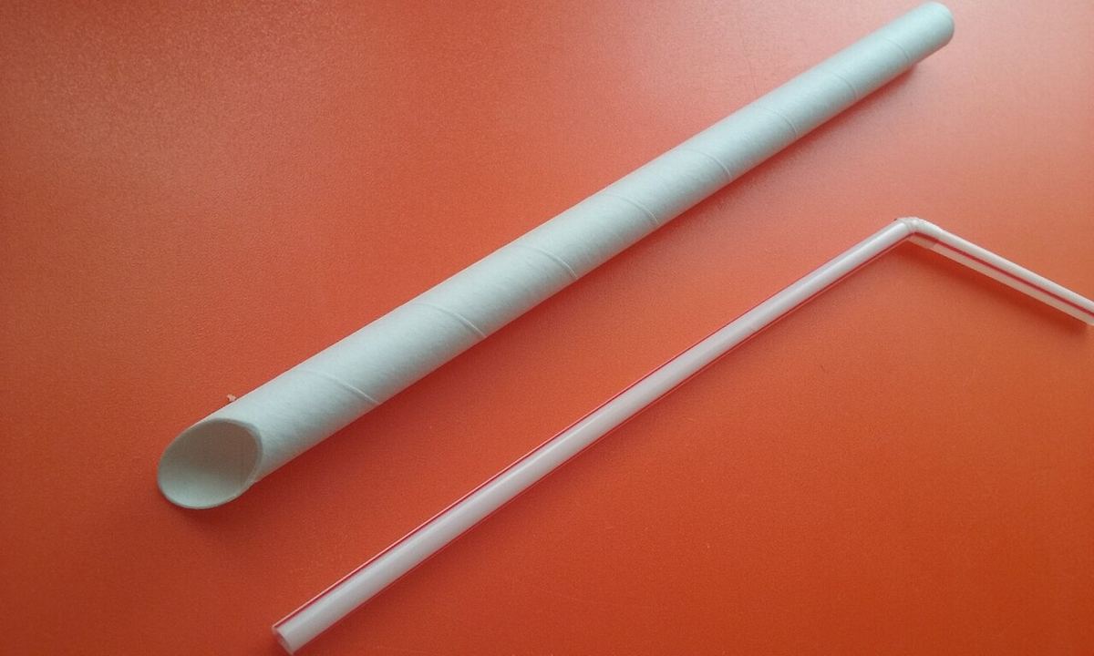 Pai de hârtie pentru bubble tea alături de un pai obișnuit, din plastic.