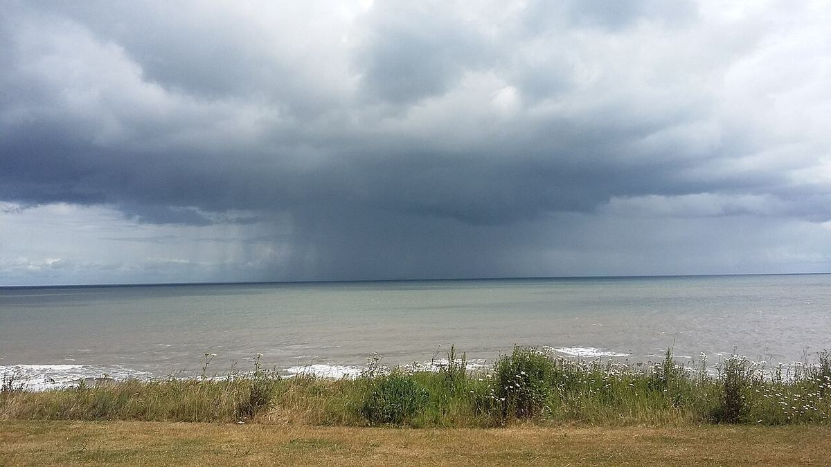 Nori de furtună deasupra mării, în apropiere de Seaham, Regatul Unit