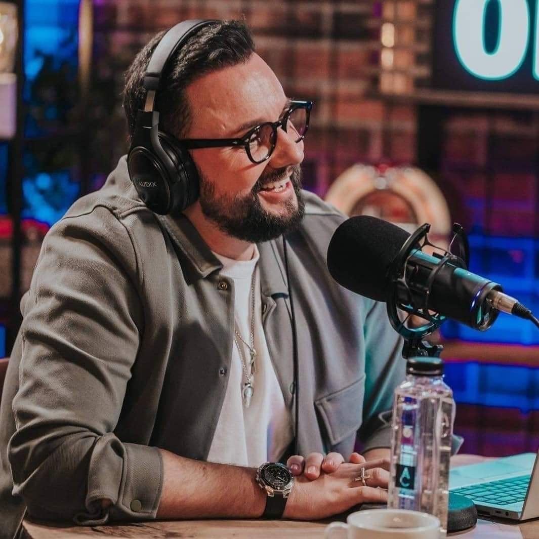 Cătălin Măruță, cu căști pe cap, la masa podcast-ului „Acasă La Măruță”.