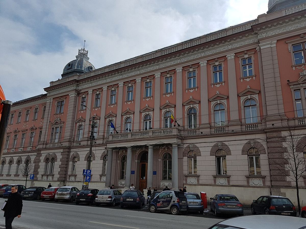Fațada clădirii Tribunalului și a Curții de Apel, fotografiată din exterior.