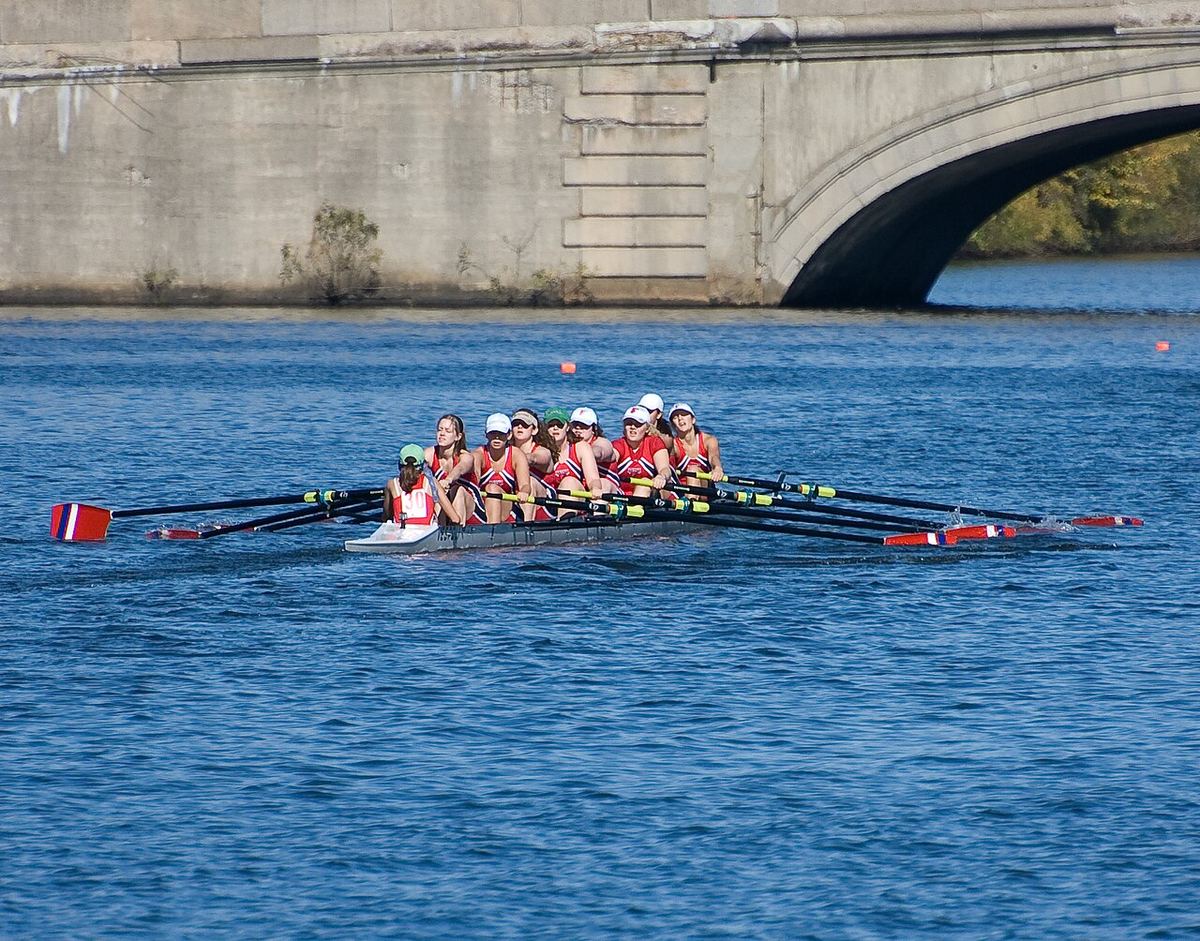 Echipaj feminin de opt vâslaș pe o barcă de canotaj pe apă, la regata Head of the Charles (fotografie de arhivă).