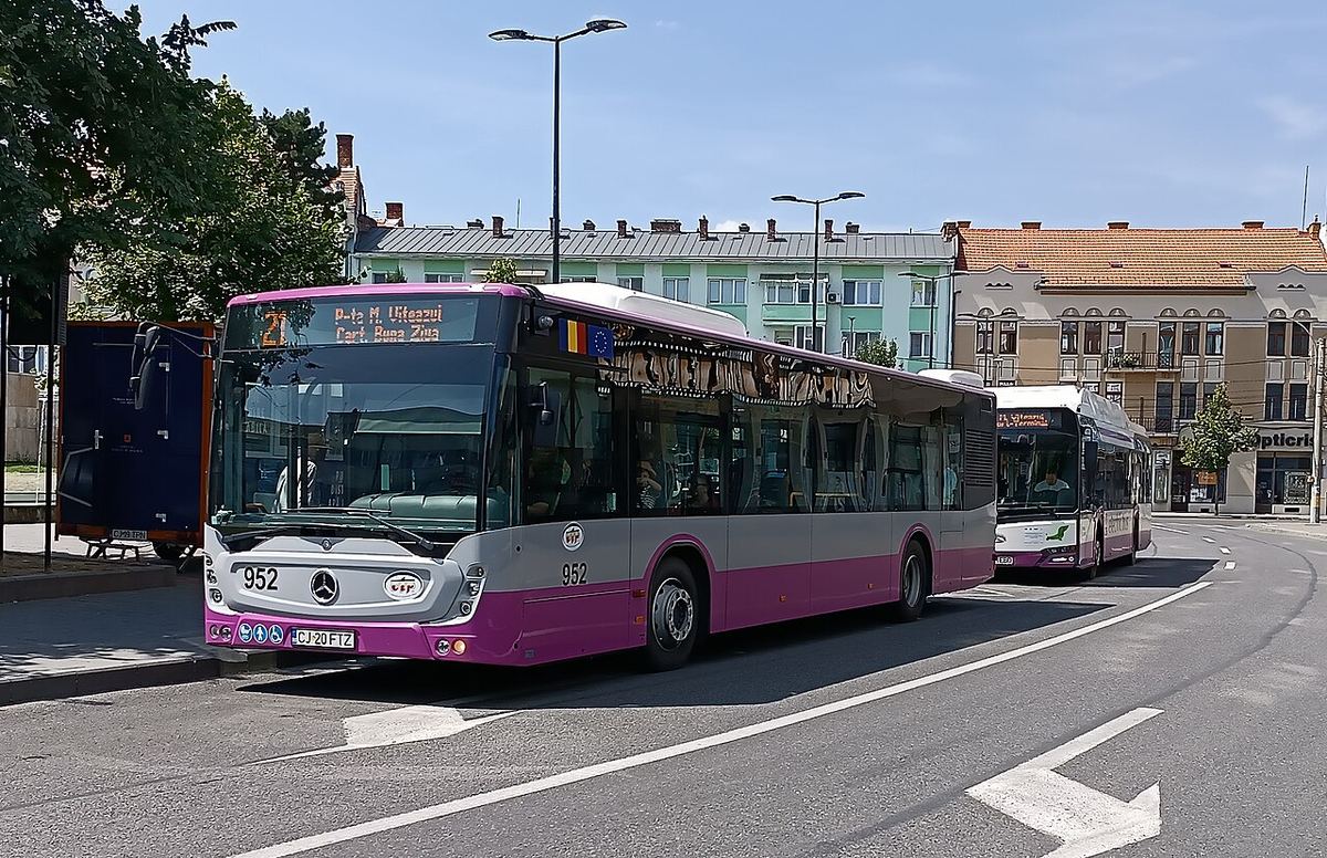 Autobuze urbane Mercedes-Benz Conecto și Solaris Urbino 12 Electric din rețeaua de transport public.