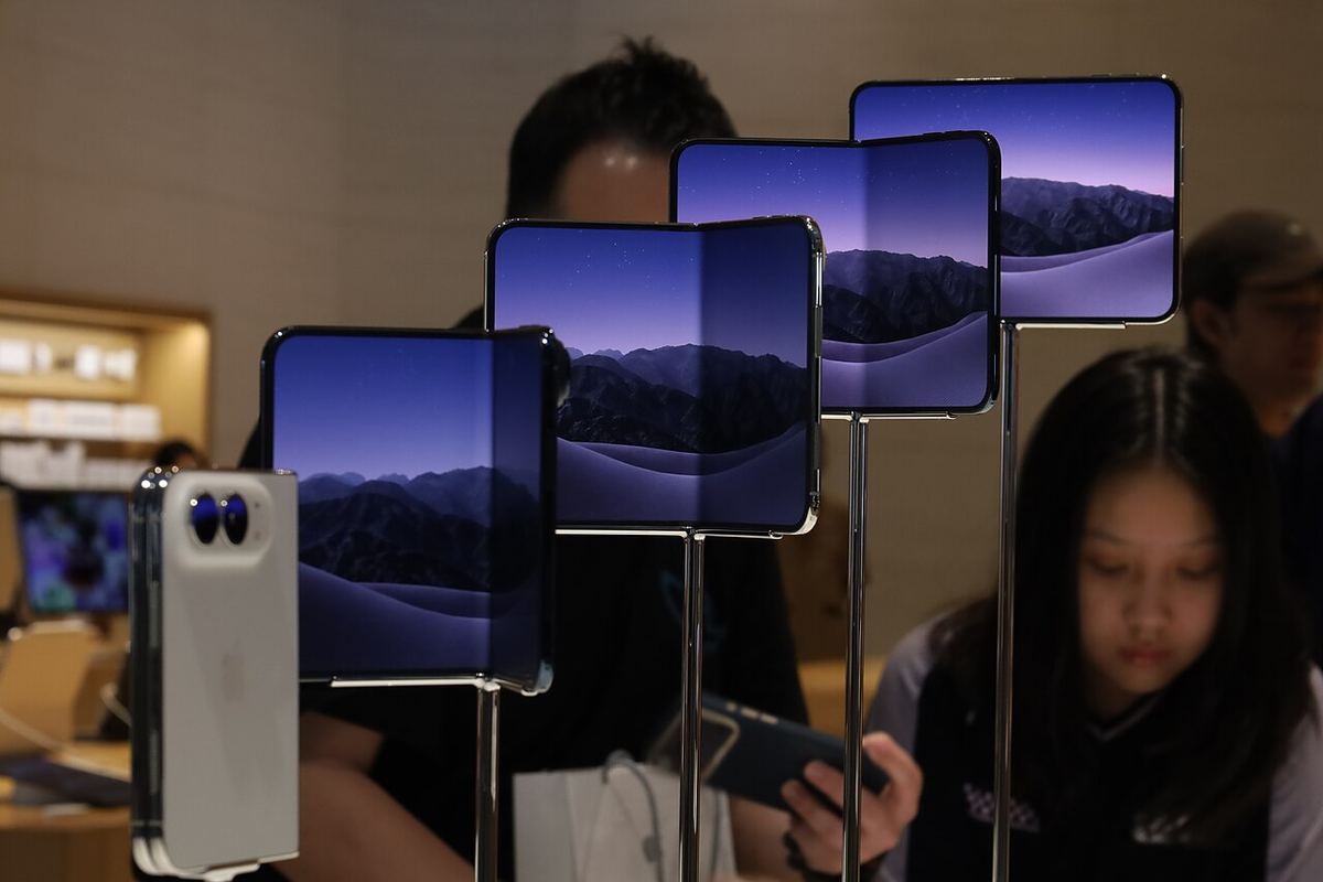 Lansarea iPhone Duo la Apple Store TRX, fotografiată într-un spațiu de vânzare Apple.