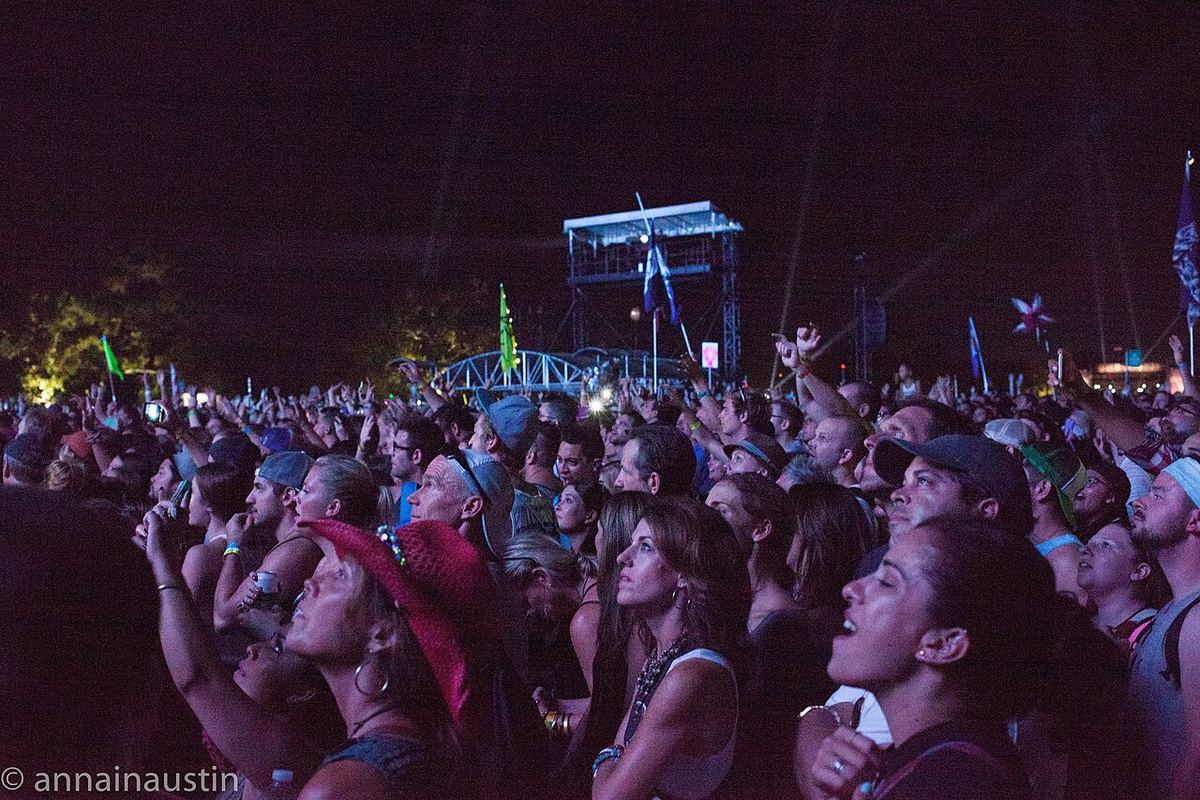 Mulțime de spectatori la un festival de muzică