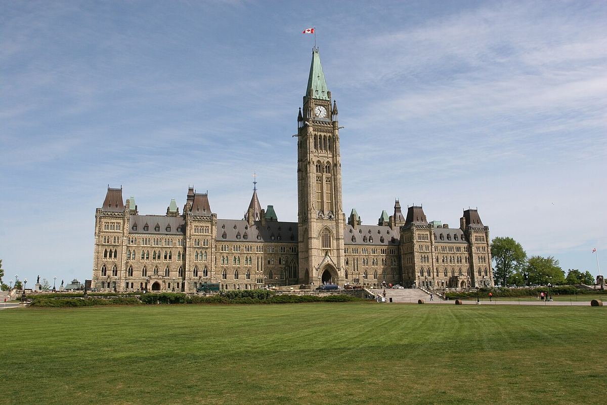 Clădirea Parlamentului Canadei din Ottawa, bloc central în stil neogotic, de pe Dealul Parlamentului.
