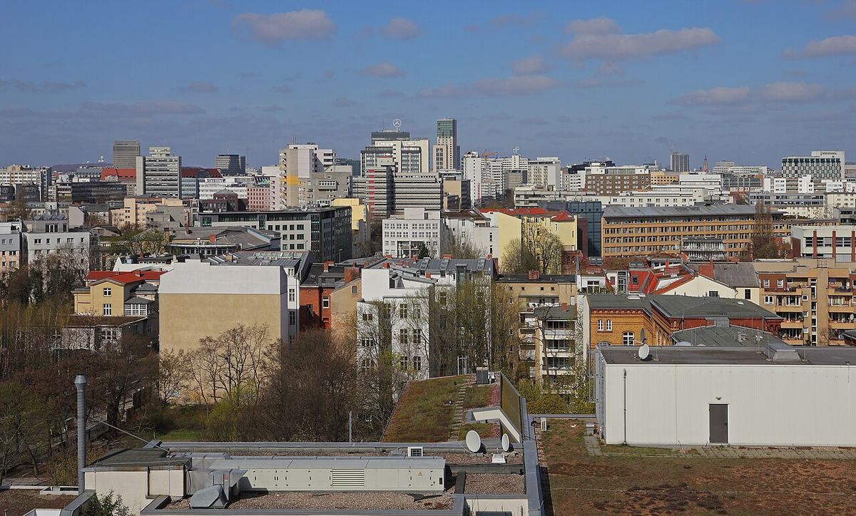Panorama orașului Berlin, cu clădiri rezidențiale și turnuri, în cartierul Schöneberg, Germania.