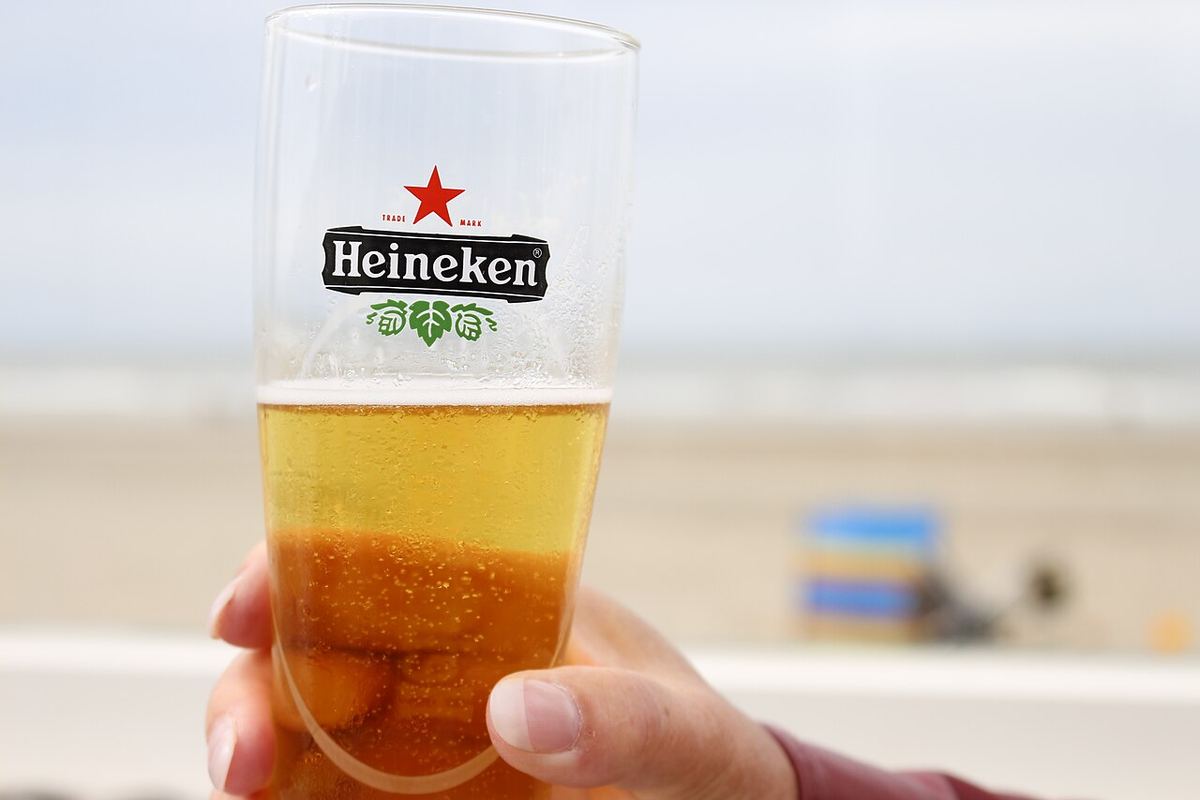 Un pahar cu bere Heineken, servit în Țările de Jos, țara de origine a companiei.