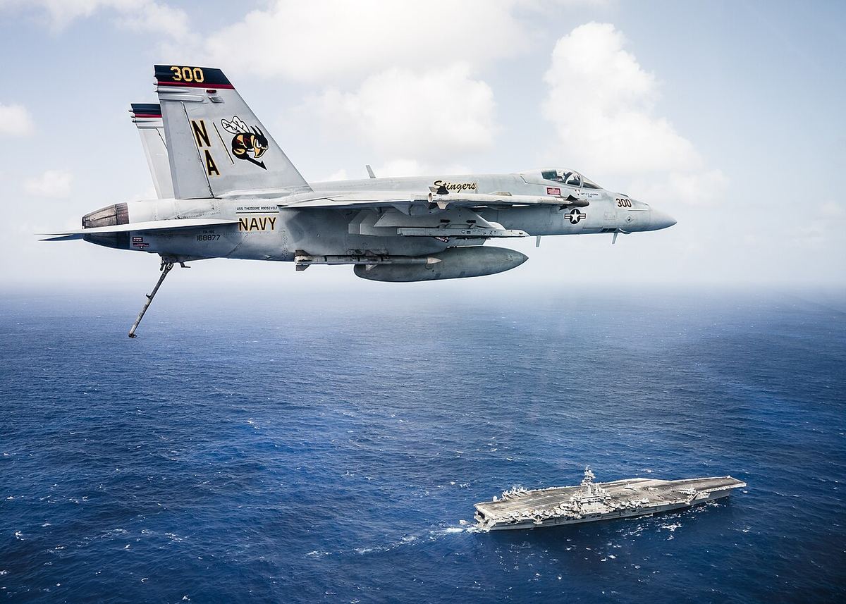Avion de luptă F/A-18E Super Hornet al US Navy zburând deasupra portavionului USS Theodore Roosevelt, pe mare (fotografie de arhivă, 2017).