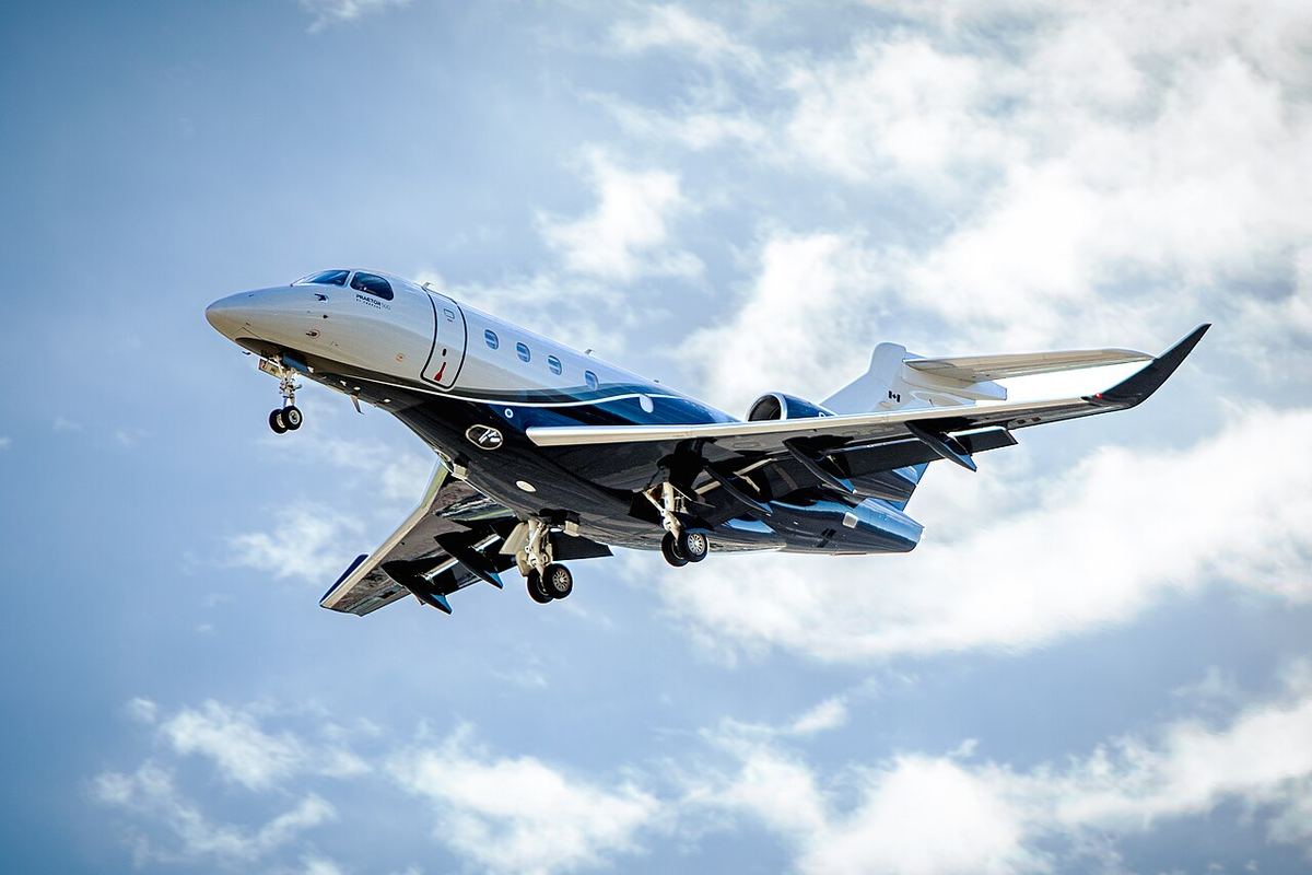 Avion privat Embraer Praetor 500, operat de compania AirSprint Private Aviation, fotografiat de aproape.