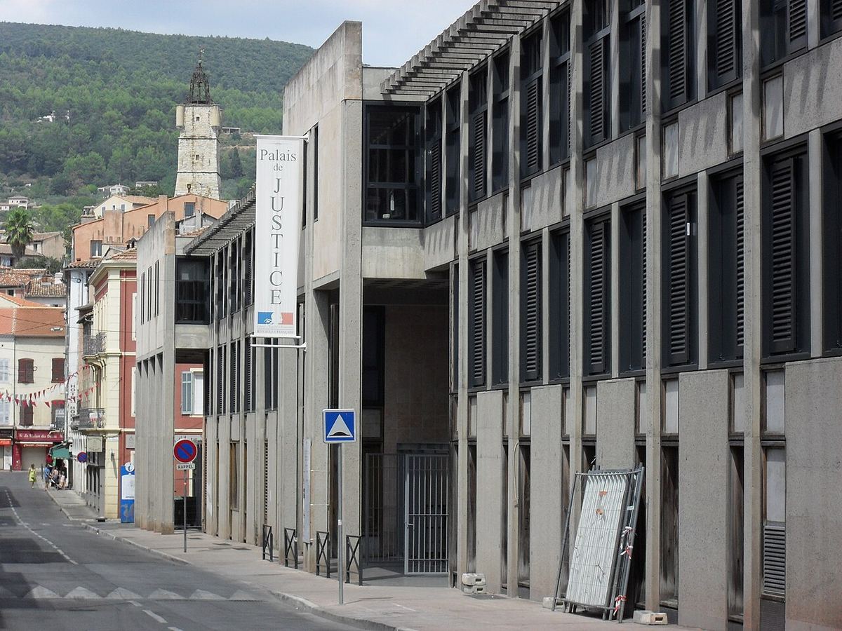 Clădirea Tribunalului de mare instanță din Draguignan, Franța, vedere din strada Pierre-Clément.