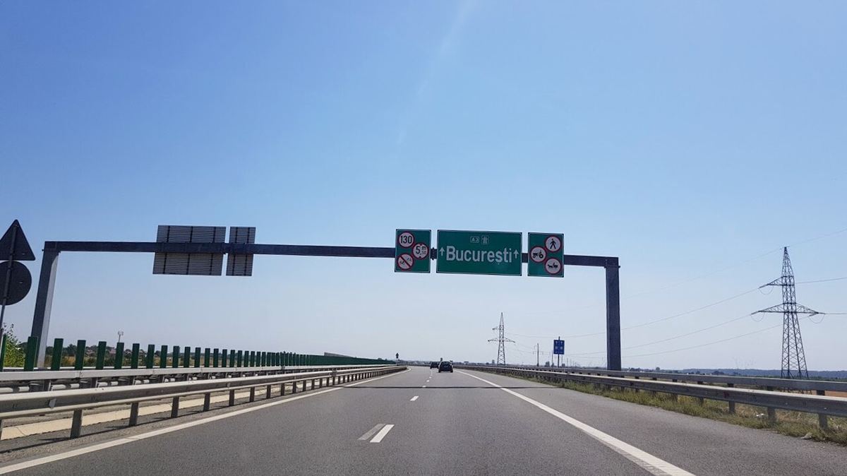 Autostrada A3 București–Ploiești, cu indicator aerian spre București, sub cer senin.