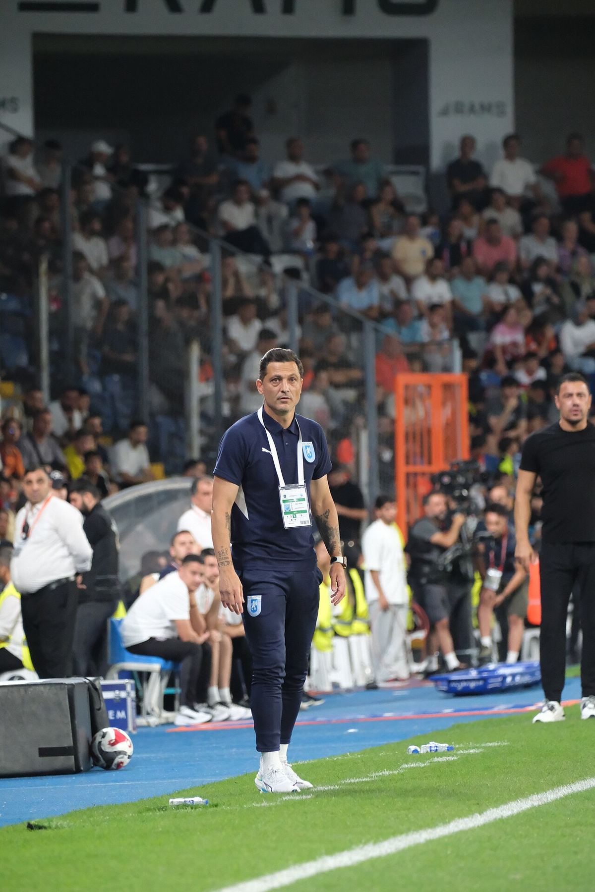 Mirel Rădoi, antrenor de fotbal, la un meci al echipei CS Universitatea Craiova în Liga Conferenței UEFA.