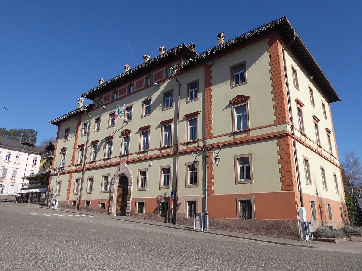 Clădirea tribunalului din Cavalese, Trentino, Italia.