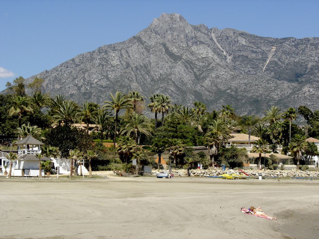 Coasta Costa del Sol lângă Marbella, cu vile de lux și palmieri în fața munților, Spania (fotografie de arhivă)