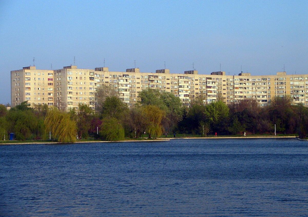 Blocuri de locuințe din cartierul Titan, București, văzute peste lac