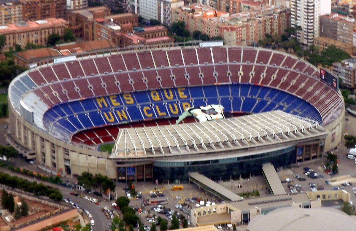 Vedere aeriană a stadionului Camp Nou din Barcelona, cu tribunele și acoperișul din față. Fotografie de arhivă.