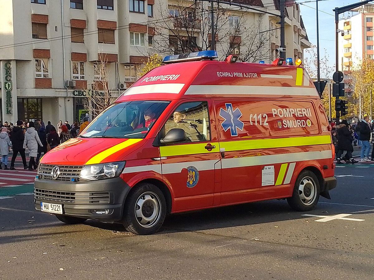 Ambulanță SMURD pe o stradă din oraș