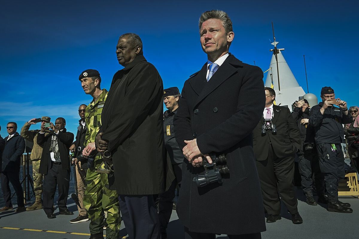 Pål Jonson, ministrul suedez al Apărării, alături de Lloyd J. Austin III la baza navală Muskö, Suedia, 2023.
