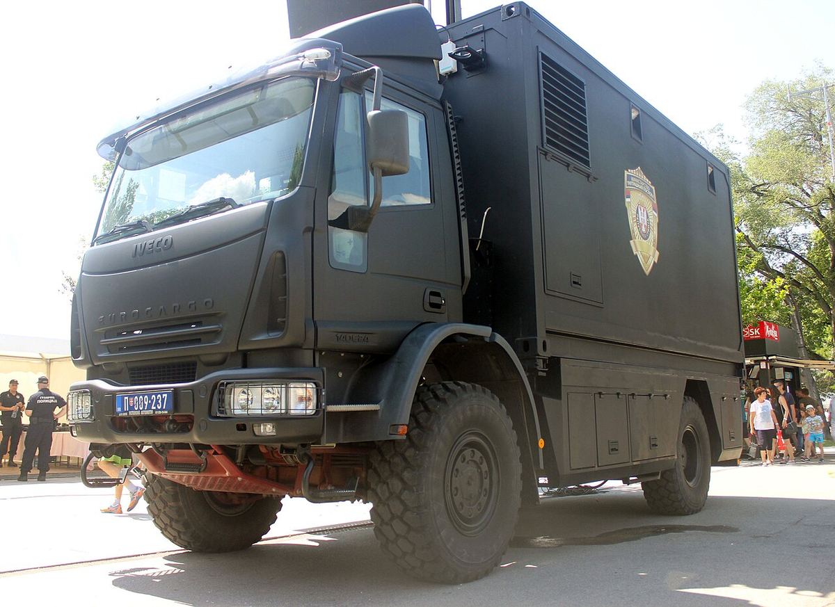 Camion Iveco Eurocargo al poliției de frontieră sârbe, echipat pentru supraveghere, în parada de Ziua Poliției de la Belgrad, 2018.